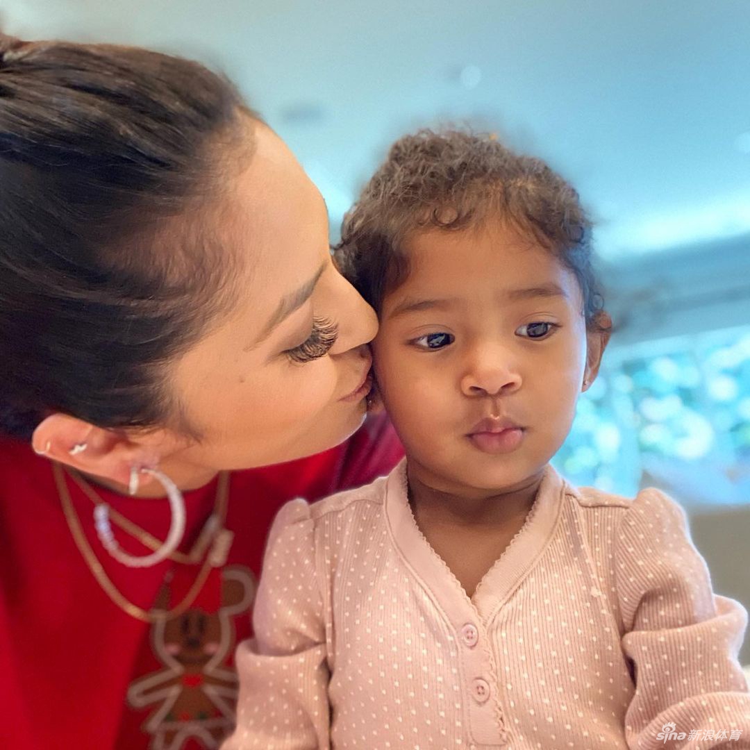 科比遗孀瓦妮莎带仨女儿拍全家福