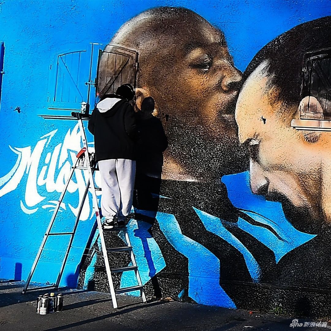 圣西罗球场外出现卢卡库&伊布冲突壁画