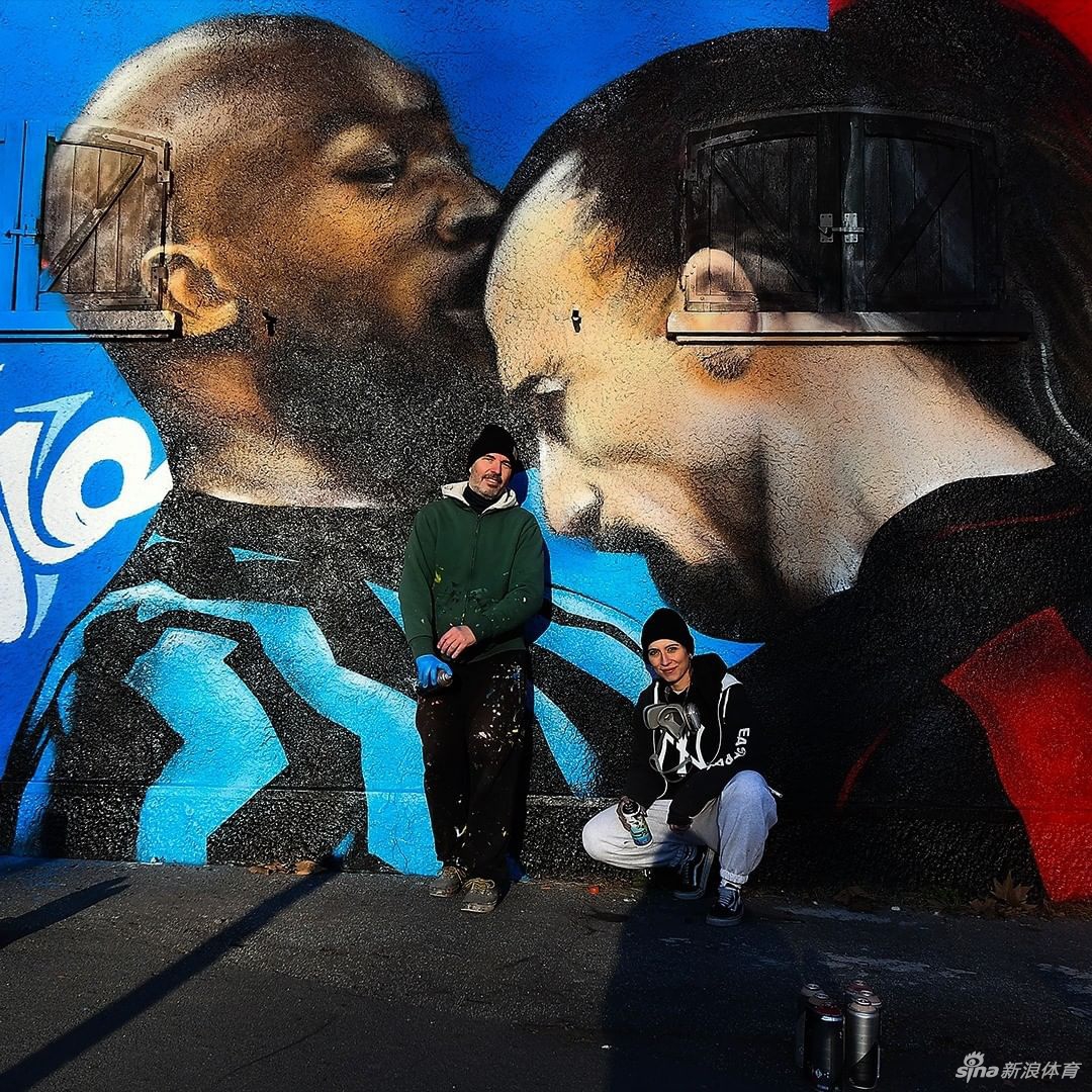 圣西罗球场外出现卢卡库&伊布冲突壁画