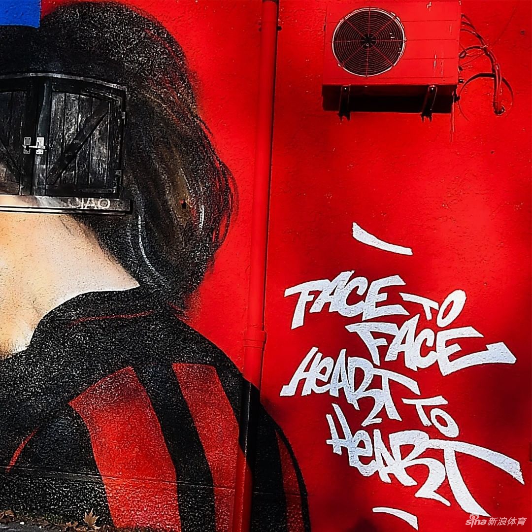 圣西罗球场外出现卢卡库&伊布冲突壁画