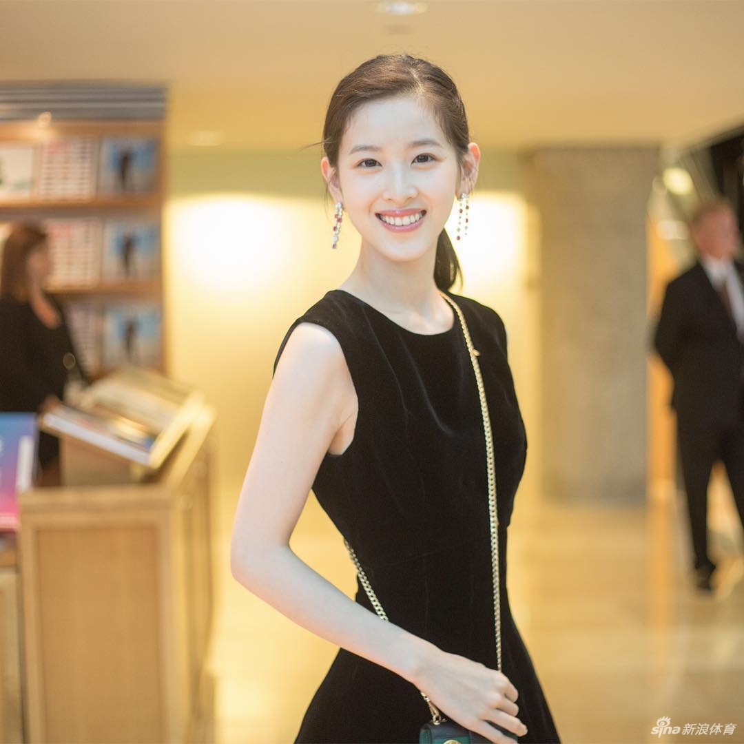 章泽天晒最新健身运动美照 曲线窈窕姿势专业