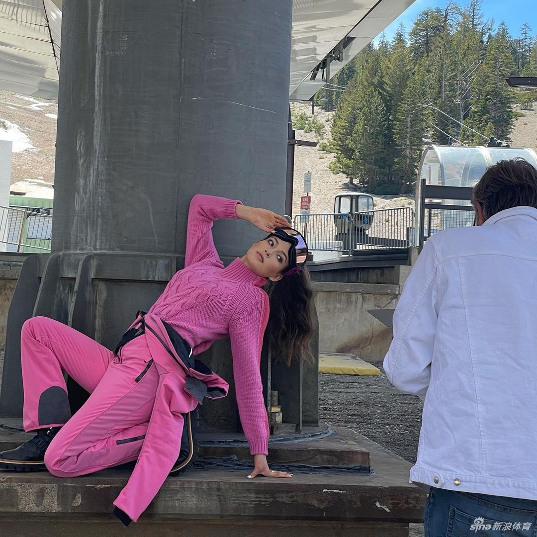 冰雪美女谷爱凌拍摄写真花絮 大长腿吸引眼球