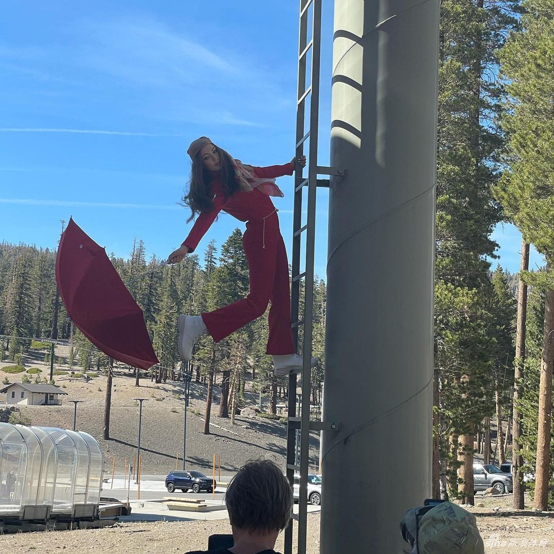 冰雪美女谷爱凌拍摄写真花絮 大长腿吸引眼球