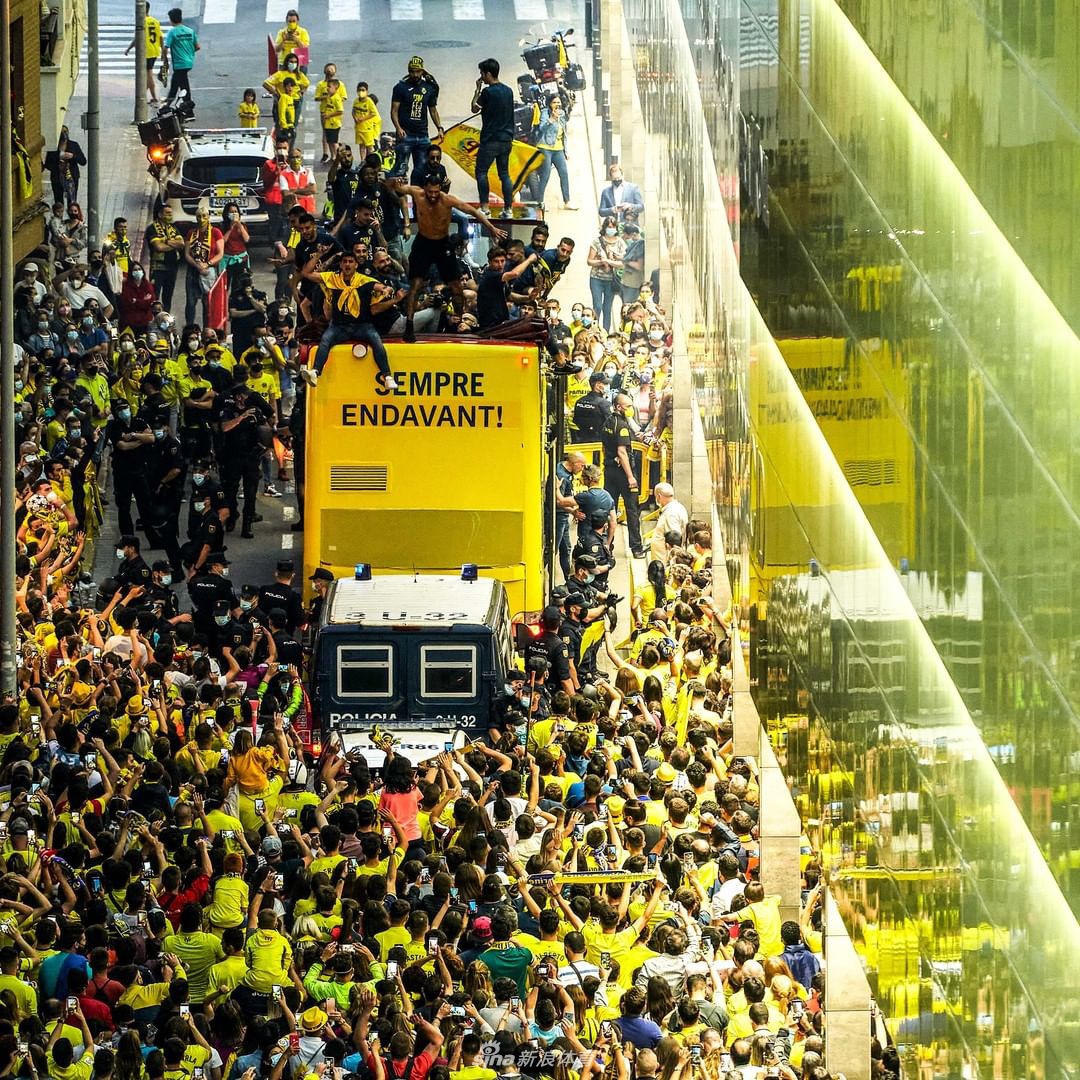 比利亚雷亚尔巡游庆祝夺得欧联杯