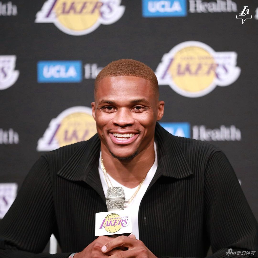 威少正式亮相湖人 紫金军团新援就位