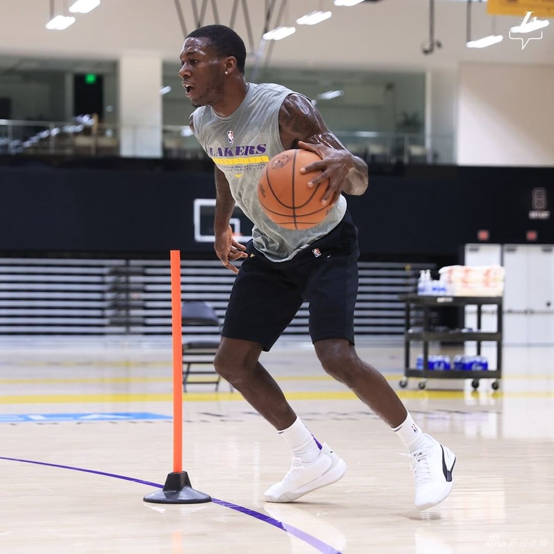 詹姆斯现身湖人球馆训练 秀背身暴扣