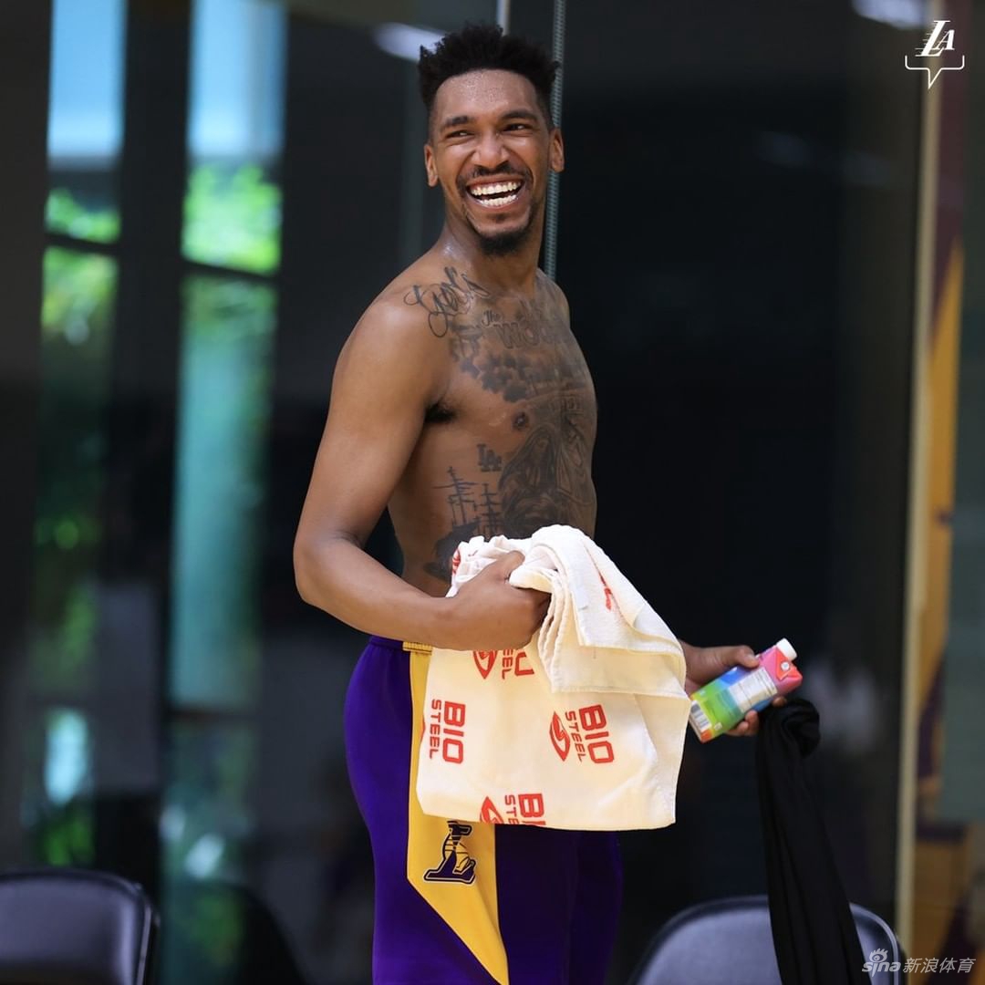 詹姆斯现身湖人球馆训练 秀背身暴扣