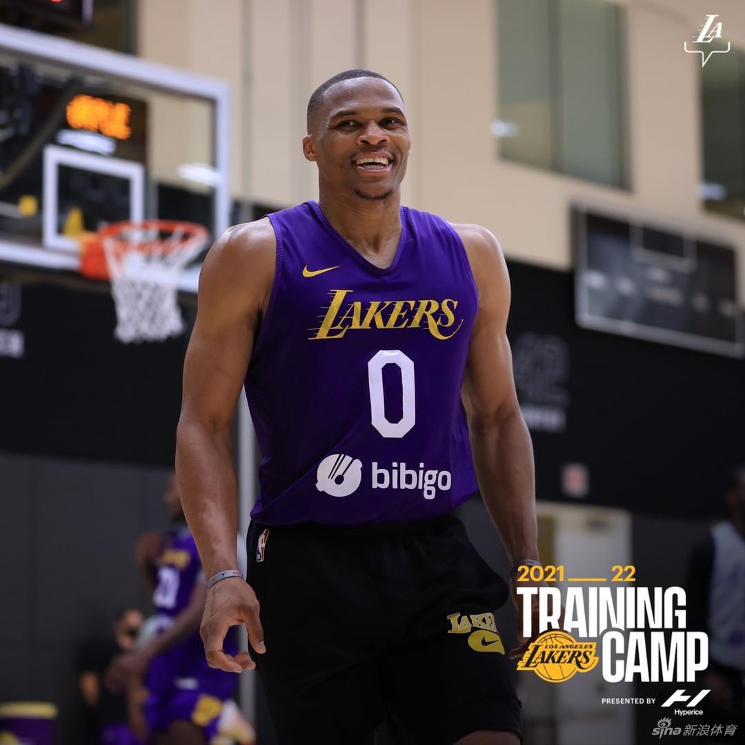湖人队开启新赛季训练营 詹姆斯引领群星