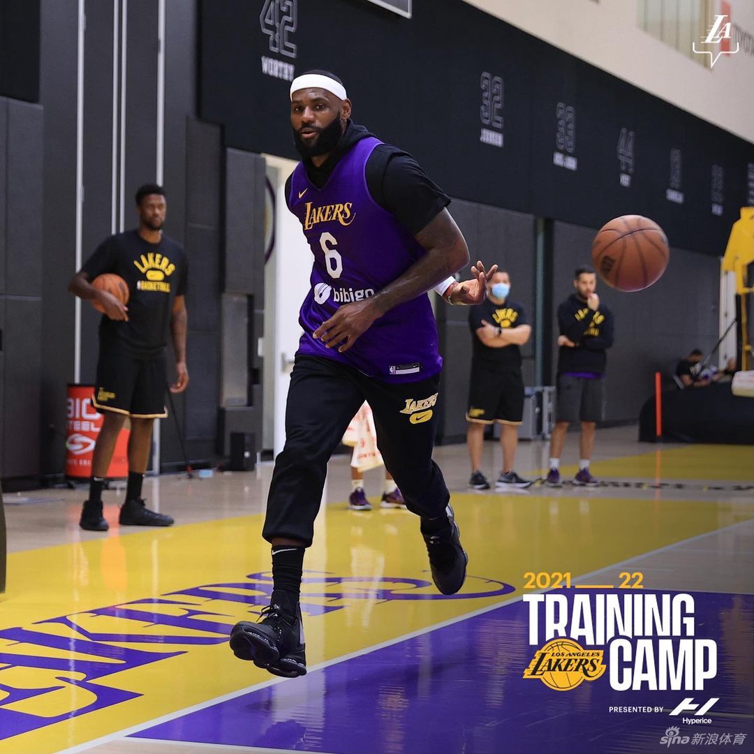 湖人队开启新赛季训练营 詹姆斯引领群星