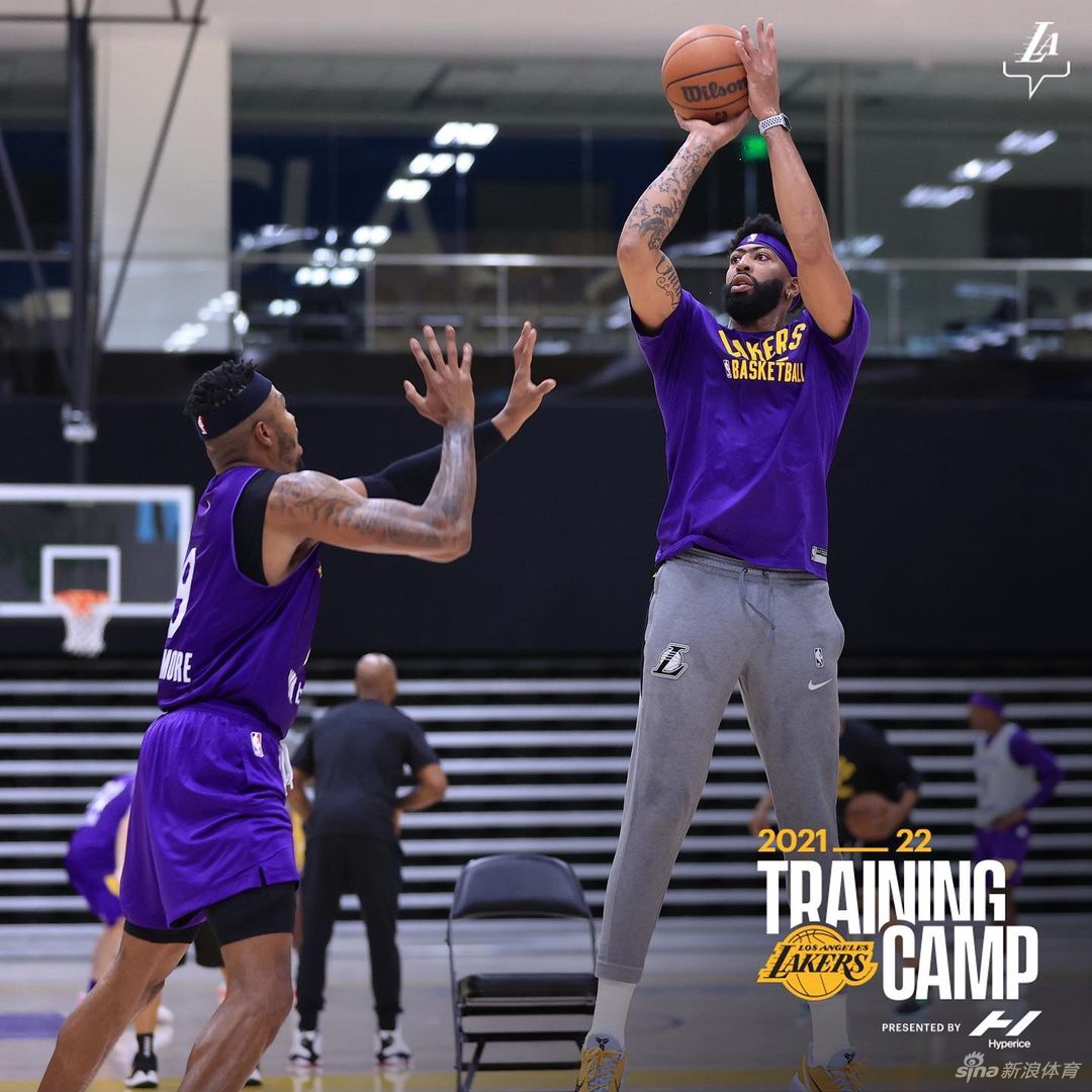 湖人队开启新赛季训练营 詹姆斯引领群星