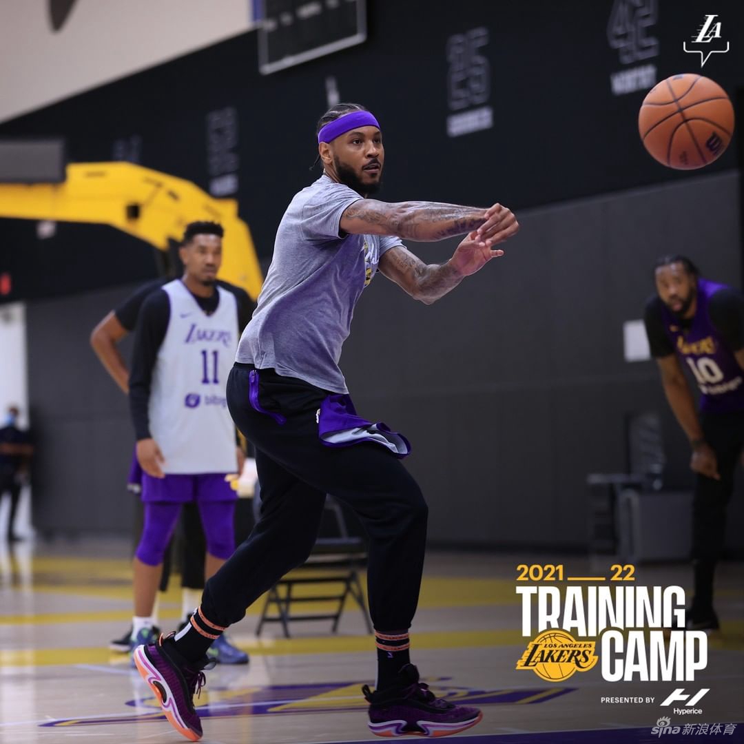 湖人队开启新赛季训练营 詹姆斯引领群星