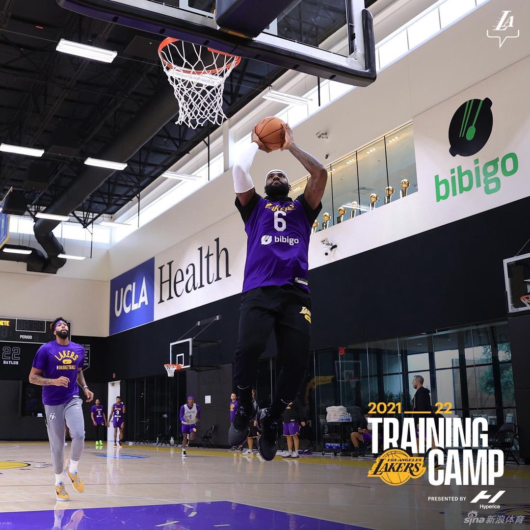 湖人队开启新赛季训练营 詹姆斯引领群星