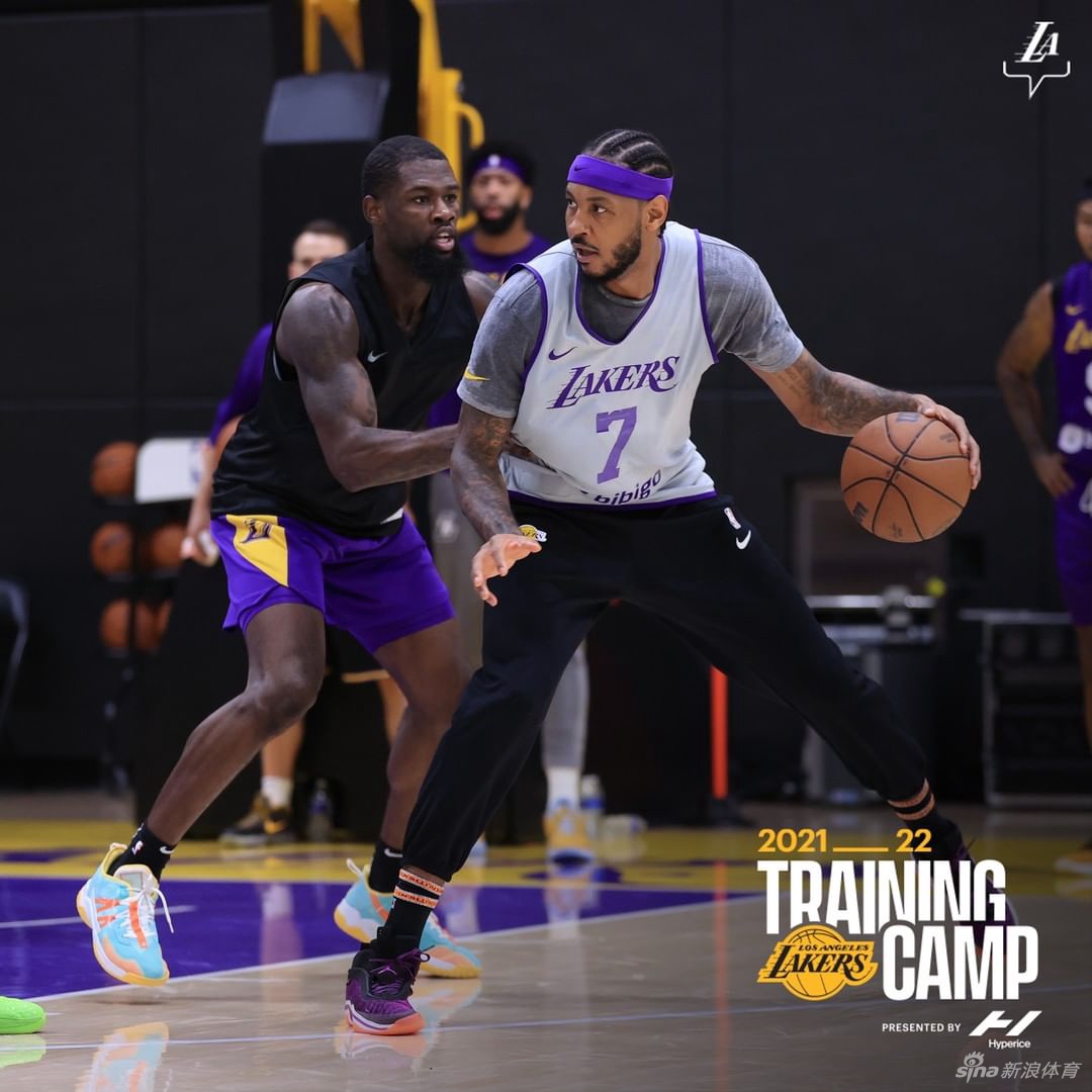湖人队开启新赛季训练营 詹姆斯引领群星