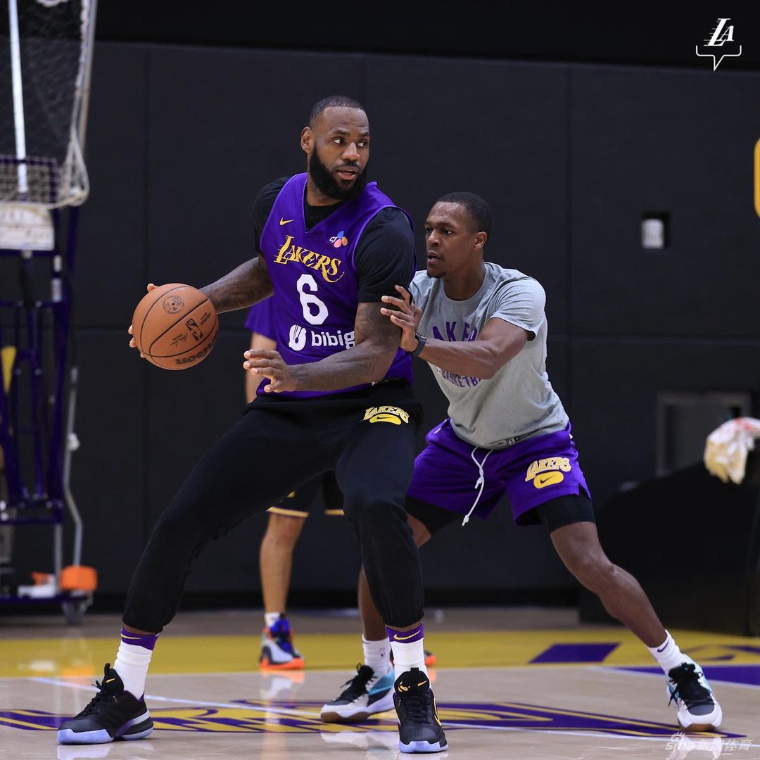 湖人全员训练迎接NBA新赛季到来