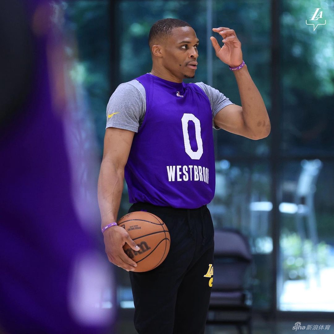 湖人全员训练迎接NBA新赛季到来