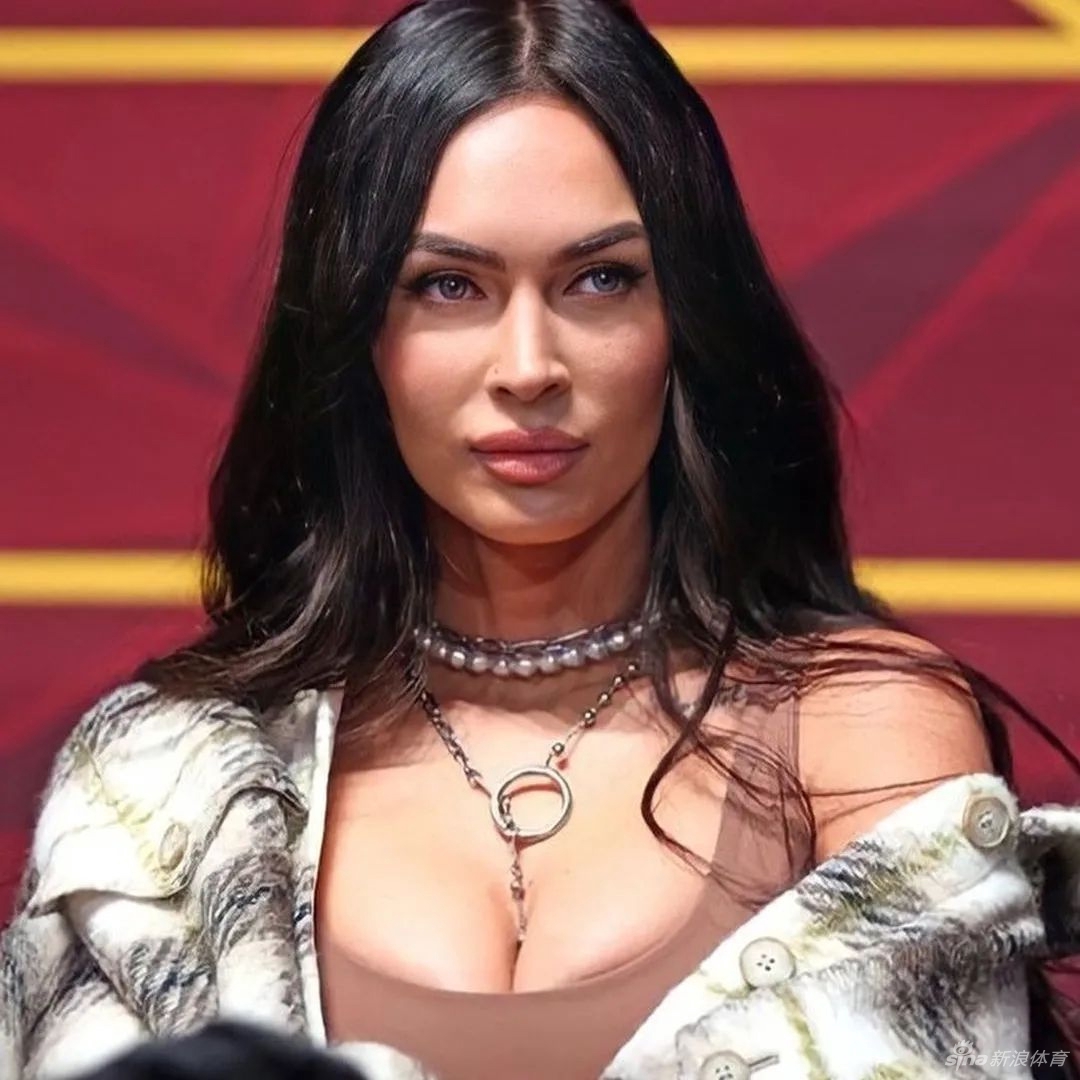 火辣依旧！变形金刚女主梅根现场看全明星