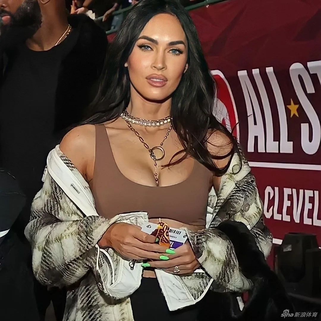 火辣依旧！变形金刚女主梅根现场看全明星