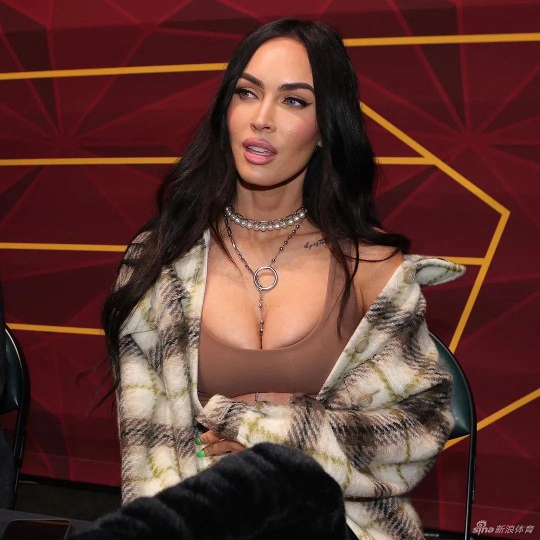 火辣依旧！变形金刚女主梅根现场看全明星