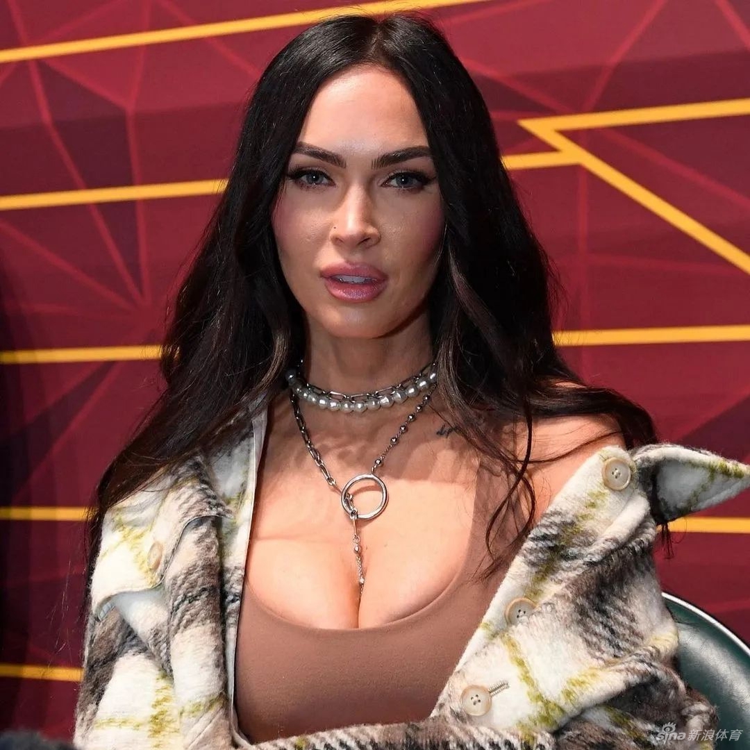 火辣依旧！变形金刚女主梅根现场看全明星