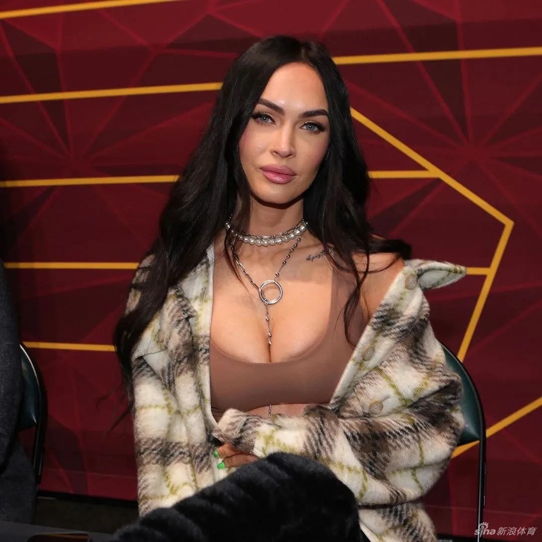 火辣依旧！变形金刚女主梅根现场看全明星