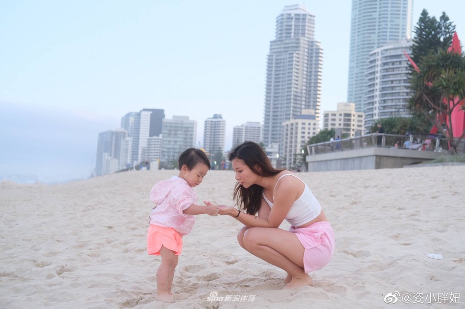 何姿携女儿小盒子向你说早安
