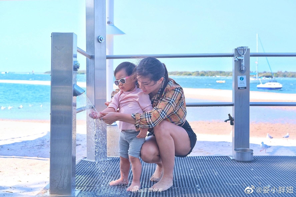 何姿携女儿小盒子向你说早安