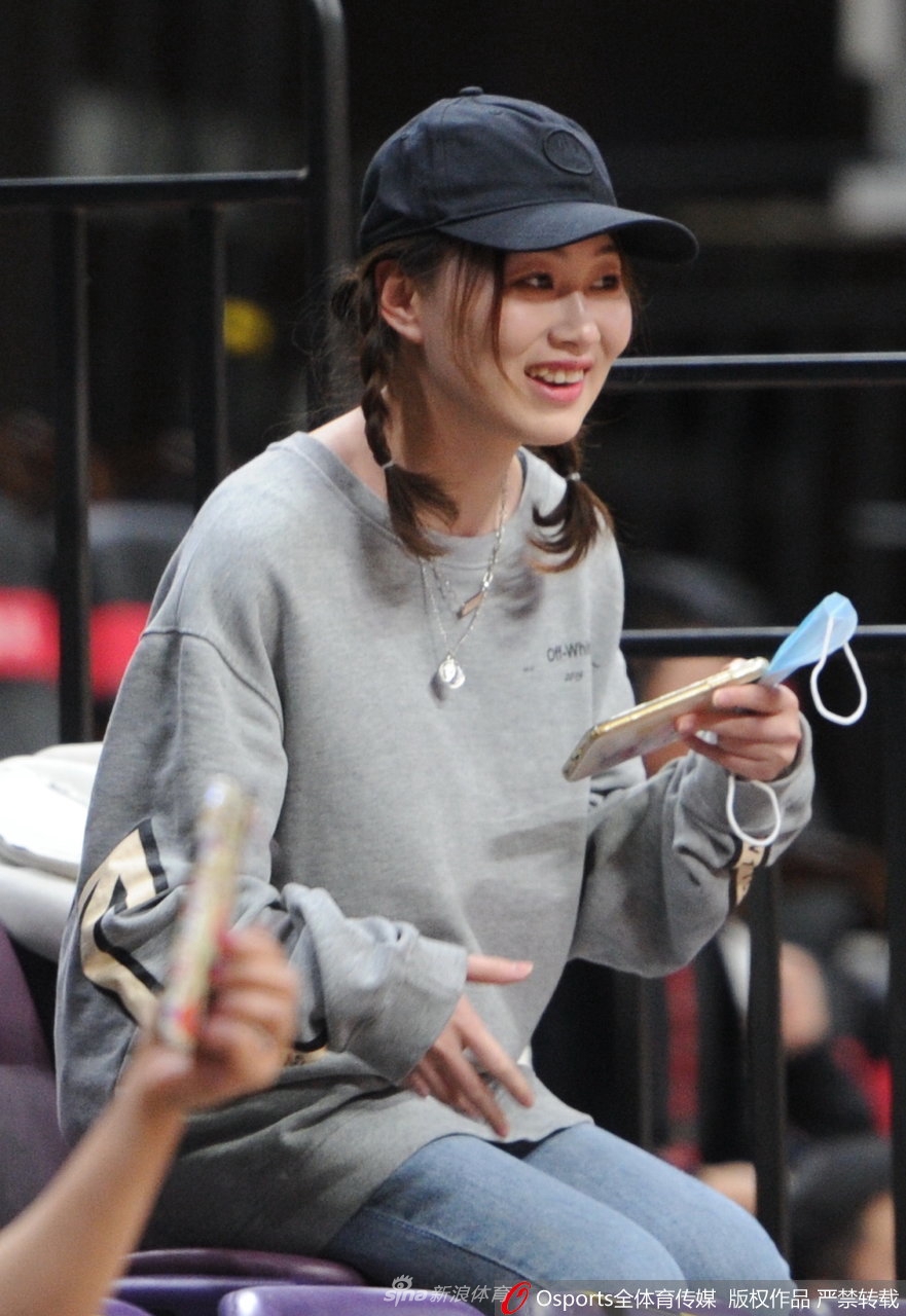 女球迷看台助威CBA联赛第29轮