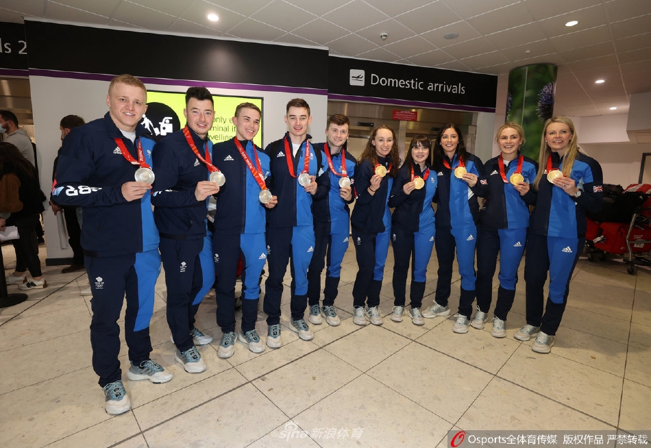 英国冰壶队载誉回国展示奖牌