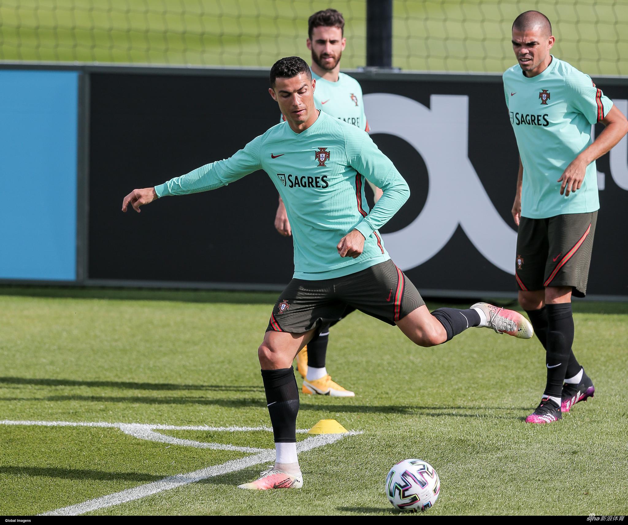 葡萄牙队训练备战欧洲杯 C罗成关注焦点