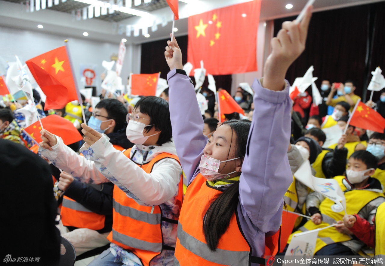 沈阳体育学院师生见证徐梦桃冬奥夺冠