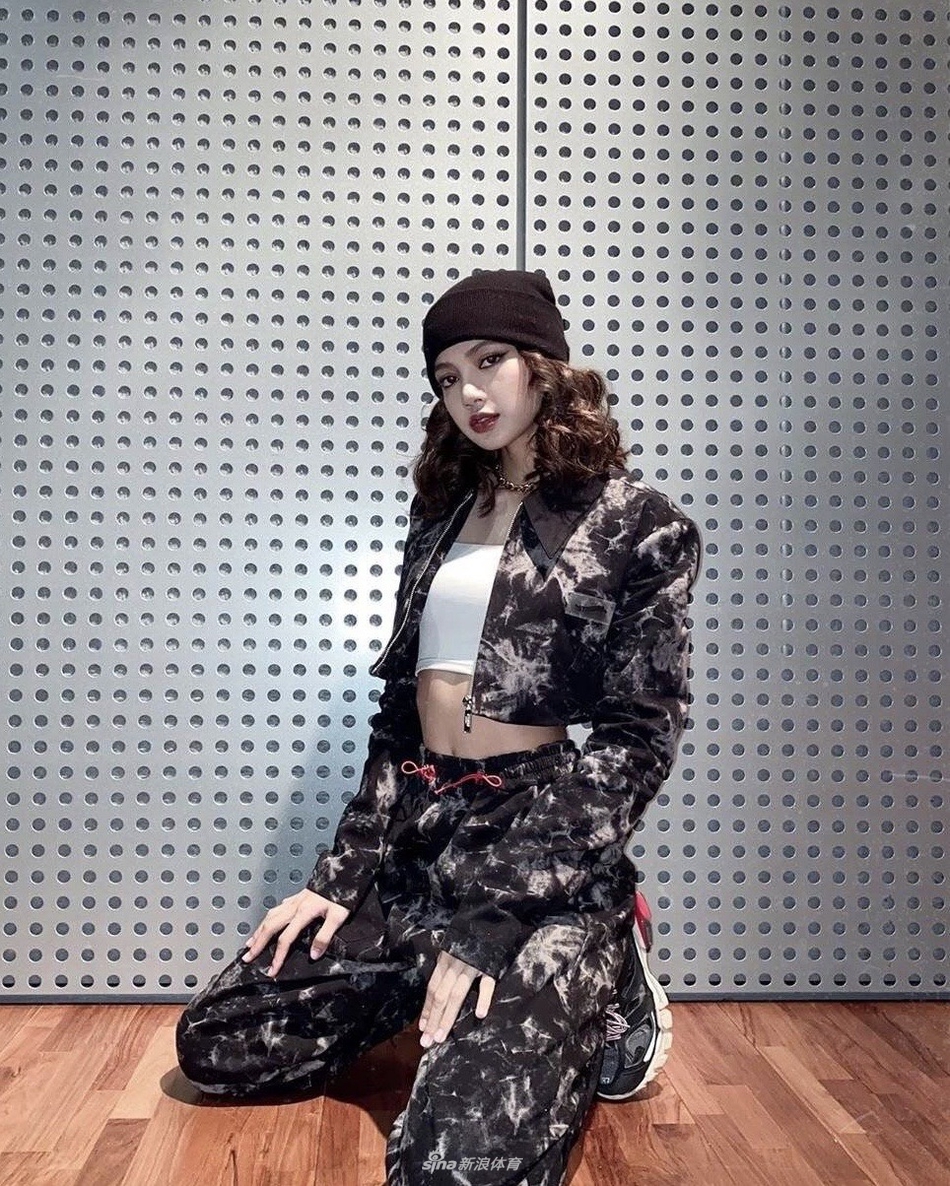 Lisa变身小“腰精” 大秀性感腹肌 一头红发眼神超A未来感十足