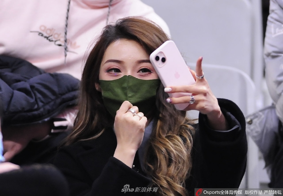 女球迷看台助威CBA联赛第29轮