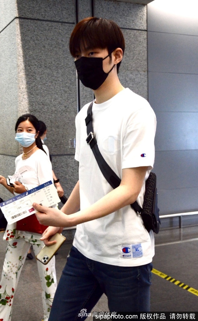 董力帅气现身上海虹桥机场 友好冲镜头挥手亲和力十足