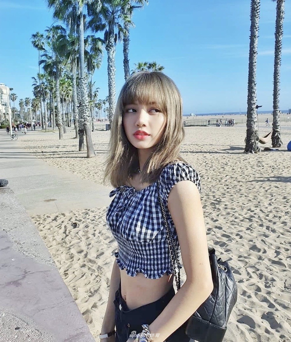 Lisa变身小“腰精” 大秀性感腹肌 一头红发眼神超A未来感十足