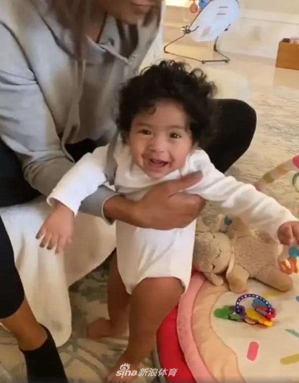 瓦妮莎晒旧照为小女儿庆周岁生日 隔空思念科比令人心酸