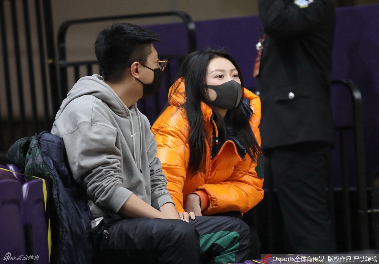 CBA第三阶段开启 女球迷现场助威