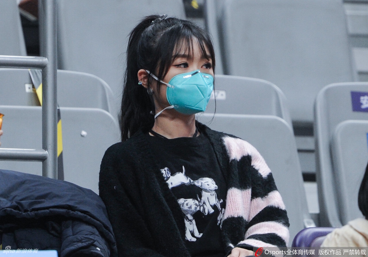 靓丽！女球迷看台助威CBA联赛第35轮