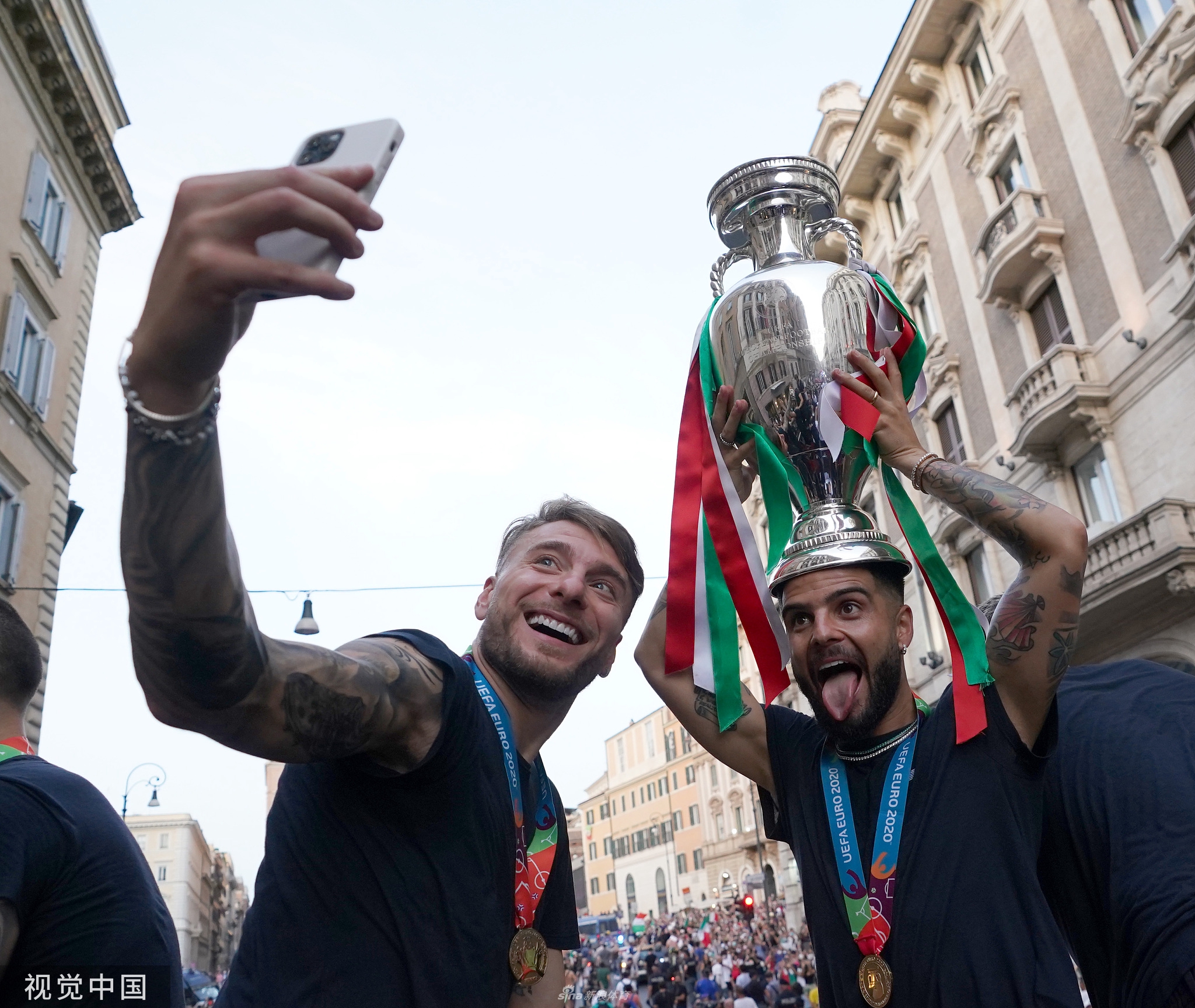 意大利举行欧洲杯夺冠巡游 罗马街头人头攒动
