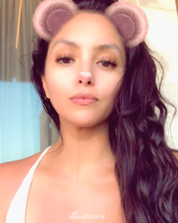 科比爱妻迷上美颜相机 疯狂自拍