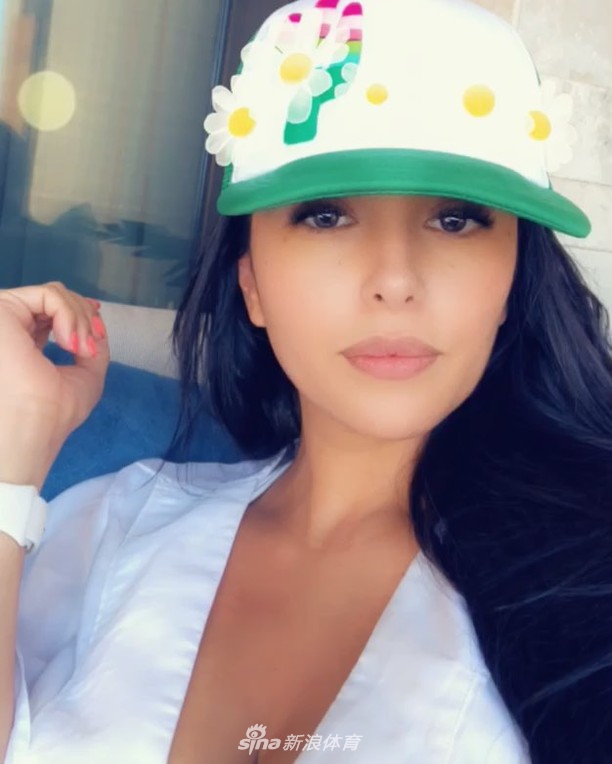 科比爱妻迷上美颜相机 疯狂自拍