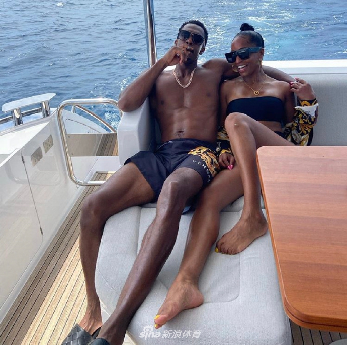 隆多携女友海边度假