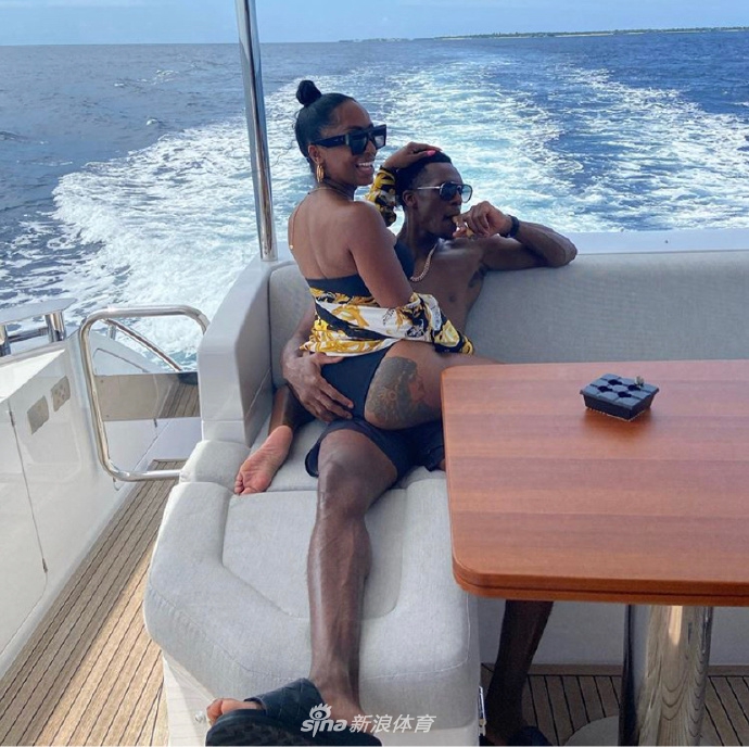 隆多携女友海边度假