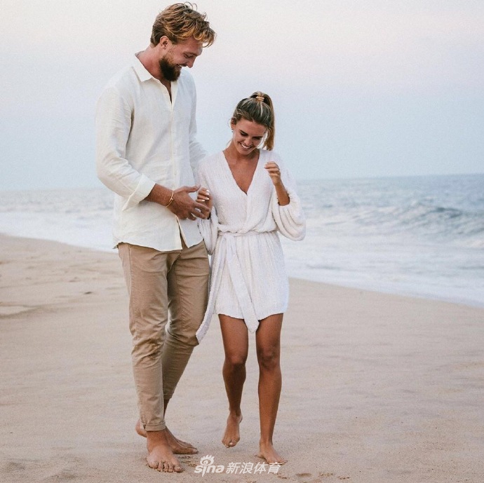 祝福！小萨博尼斯向女友求婚成功