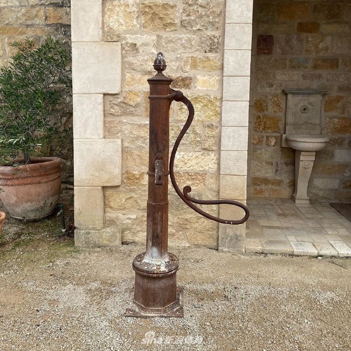 幸福甜蜜！库兹马与女友享受度假生活