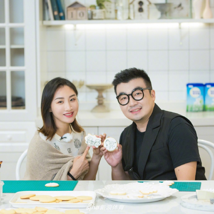 何雯娜520与老公做爱心饼干 推婴儿车带娃外出温馨幸福