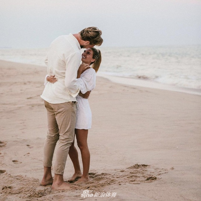 祝福！小萨博尼斯向女友求婚成功