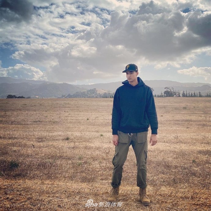 幸福甜蜜！库兹马与女友享受度假生活