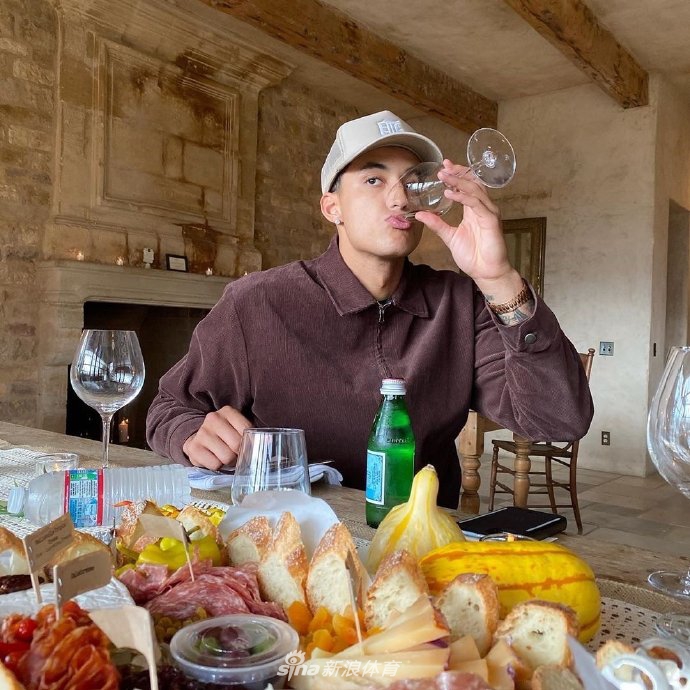 幸福甜蜜！库兹马与女友享受度假生活