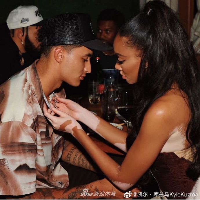 幸福甜蜜！库兹马与女友享受度假生活