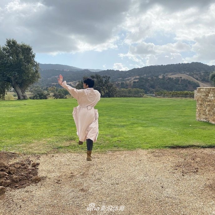 幸福甜蜜！库兹马与女友享受度假生活